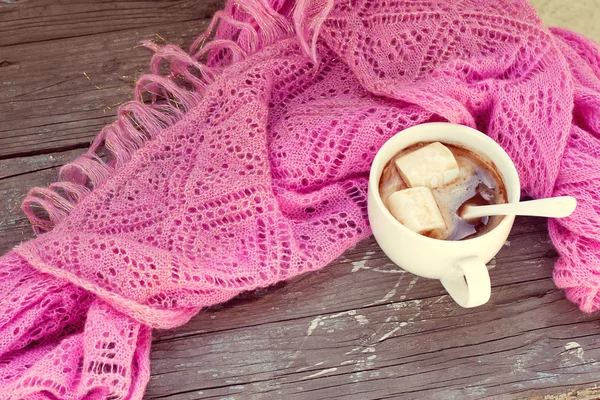 Taza de chocolate caliente envuelta en una bufanda —  Fotos de Stock