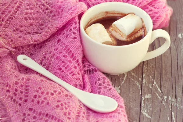 Tasse de chocolat chaud enveloppé dans un foulard — Photo