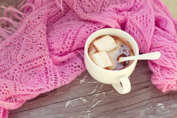 Taza de chocolate caliente envuelta en una bufanda —  Fotos de Stock