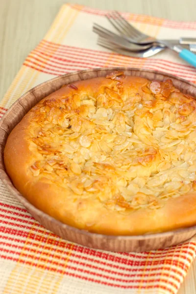 Pastel hecho en casa en una mesa — Foto de Stock