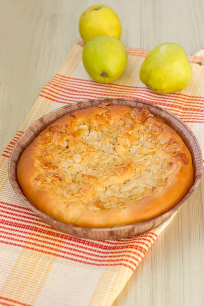 Pastel hecho en casa en una mesa — Foto de Stock