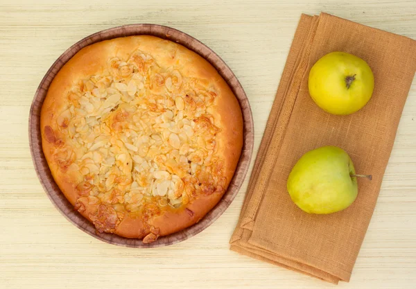 Яблочный пирог - свежеиспеченный — стоковое фото