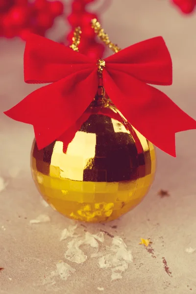 Bola de Natal de ouro — Fotografia de Stock