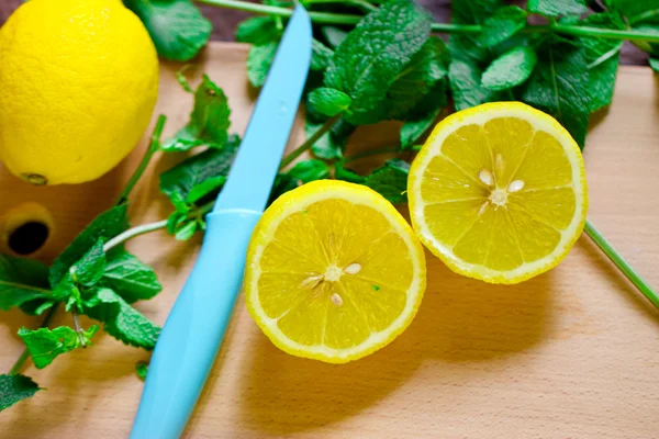 Lemon with mint — Stock Photo, Image