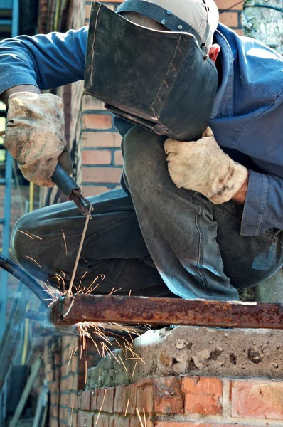 Man welding in workshop — Stock Photo, Image