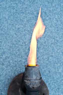 ateş ile eski lehim lâmbası