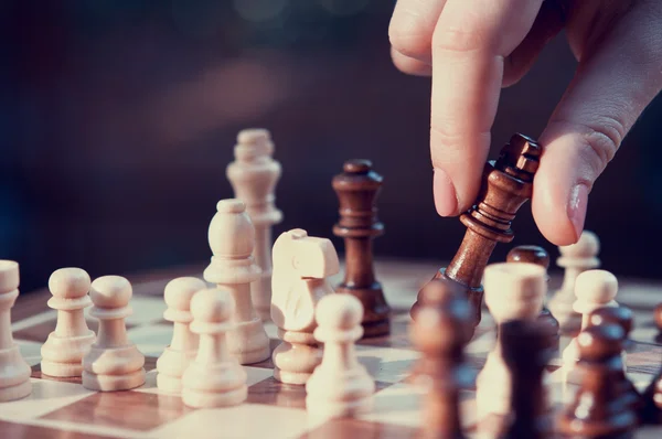 Woman playing chess — Stock Photo, Image