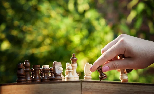 Femme jouant aux échecs — Photo