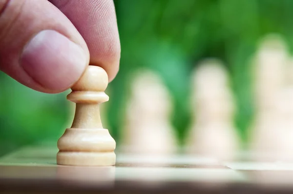 Man playing chess — Stock Photo, Image