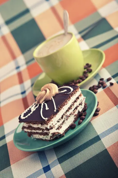 Lekkere taart en kopje cappuccino — Stockfoto