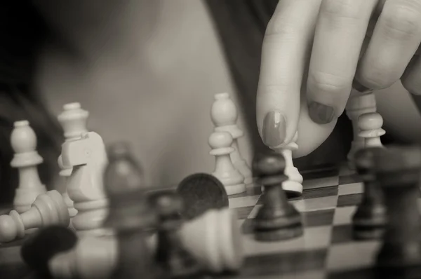 Mulher jogando xadrez — Fotografia de Stock