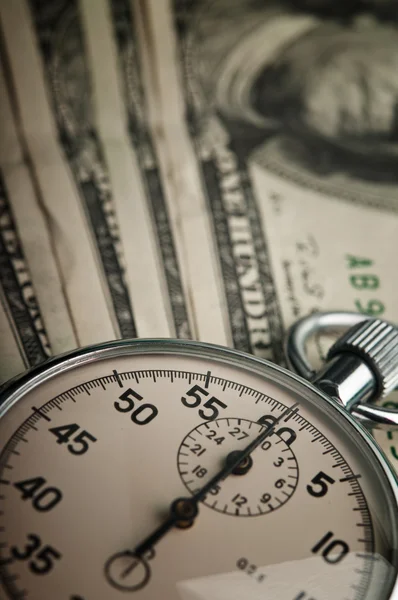 Dollar rekeningen en stopwatch — Stockfoto
