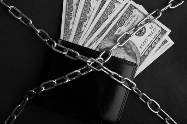 Dollars bills and metal chain — Fotografia de Stock