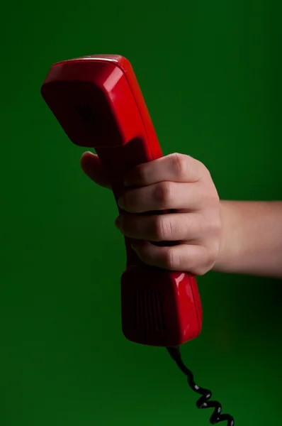 Žena hospodářství červený telefon — Stock fotografie