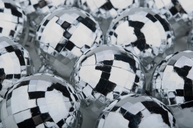 Gümüş Noel topları