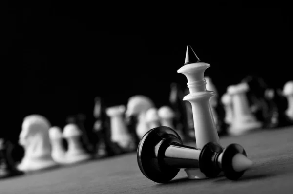 Fekete fehér sakk ellen — Stock Fotó