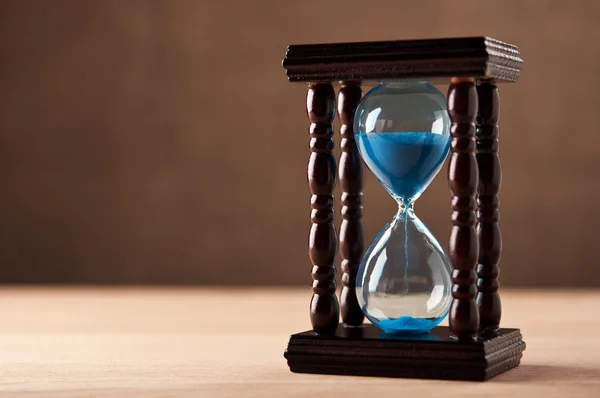 Sanduhr auf dem Tisch — Stockfoto