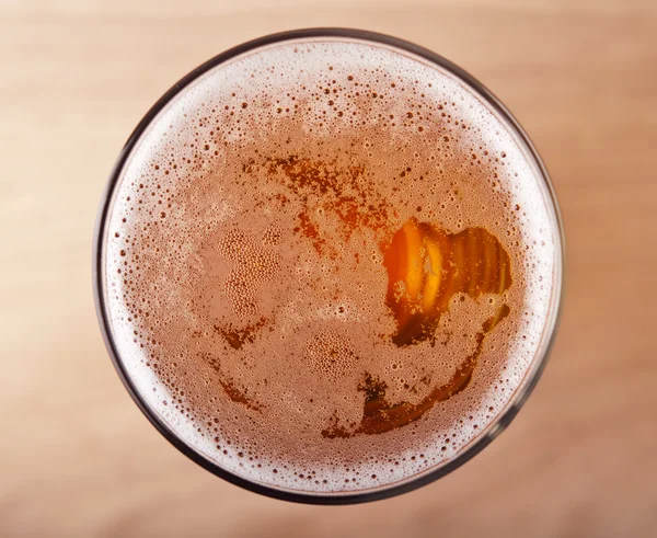 Вид сверху на стакан пива — стоковое фото
