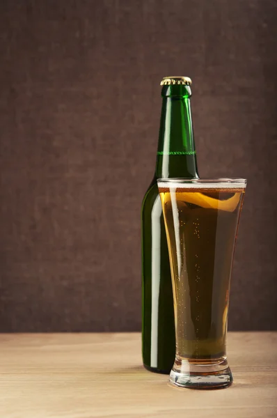 Vaso de cerveza y botella — Foto de Stock
