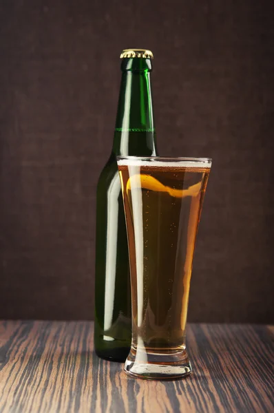 啤酒杯和啤酒瓶 — 图库照片