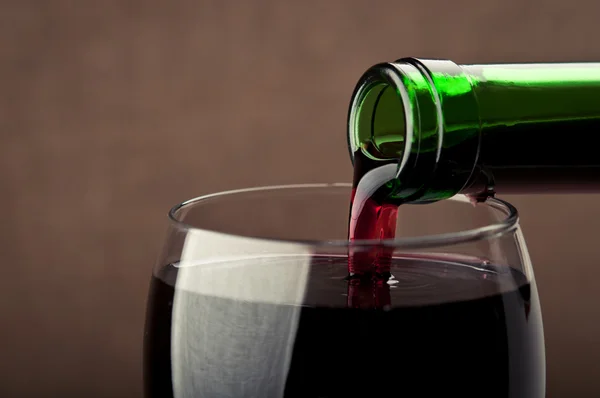 Pouring red wine — Stock Photo, Image