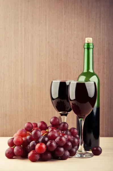 Ποτήρια κρασί στο τραπέζι — Φωτογραφία Αρχείου