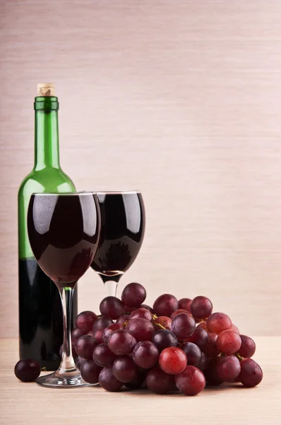 Ποτήρια κρασιού με σταφύλια — Φωτογραφία Αρχείου