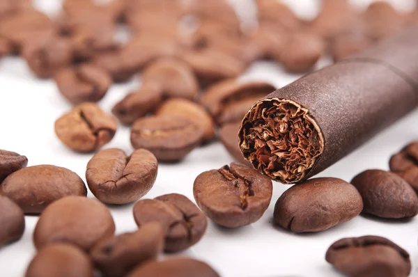 Cigar and coffee beans — Stock Photo, Image