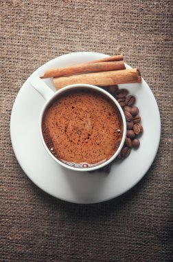 Arka planda beyaz kahve fincanı