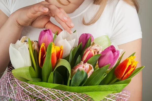 Mujer sosteniendo tulipanes — Foto de Stock