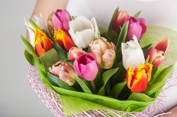 Frau Tulpe Blumen halten — Stockfoto