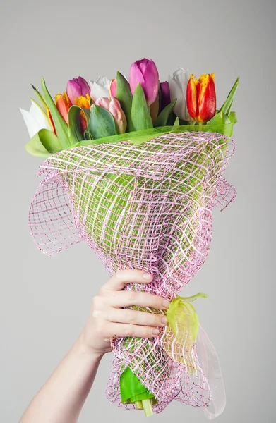 Mulher segurando flores tulipa — Fotografia de Stock