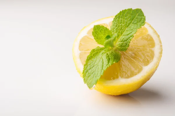 신선한 레몬과 그린 민트 — 스톡 사진