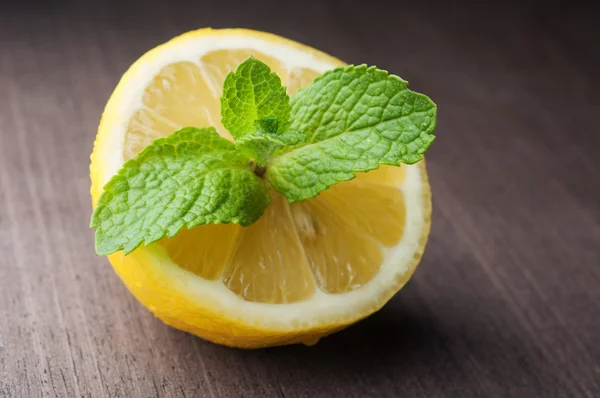 Green mint leaves with lemon - Stock-foto