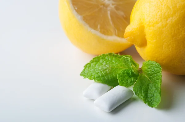 Chewing gums with lemon — Stock Photo, Image