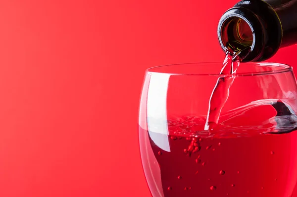 Pouring red wine — Stock Photo, Image