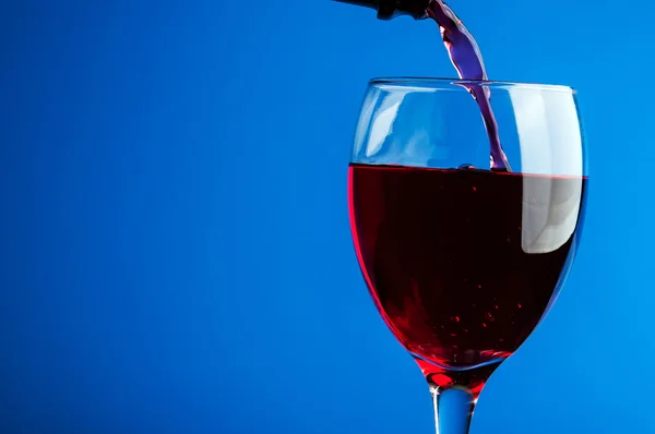 Ρίχνει κόκκινο κρασί σε ένα ποτήρι — Φωτογραφία Αρχείου