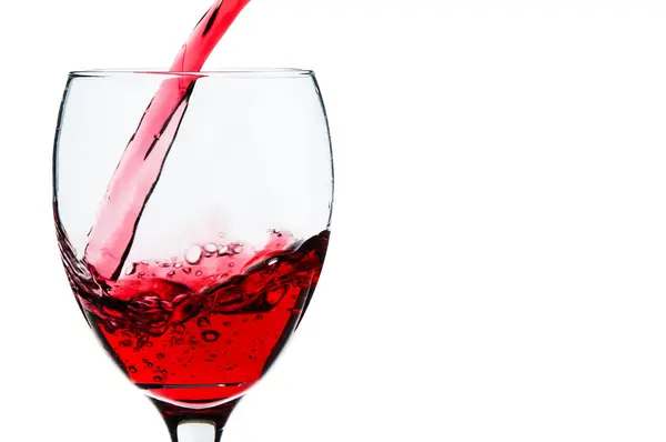 Häll rött vin i ett glas — Stockfoto