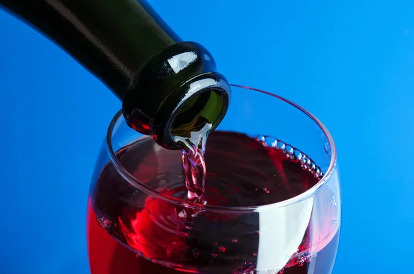 Ρίχνει κόκκινο κρασί σε ένα ποτήρι — Φωτογραφία Αρχείου