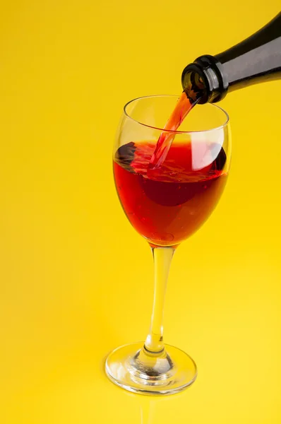 Despejar vinho tinto em um copo — Fotografia de Stock