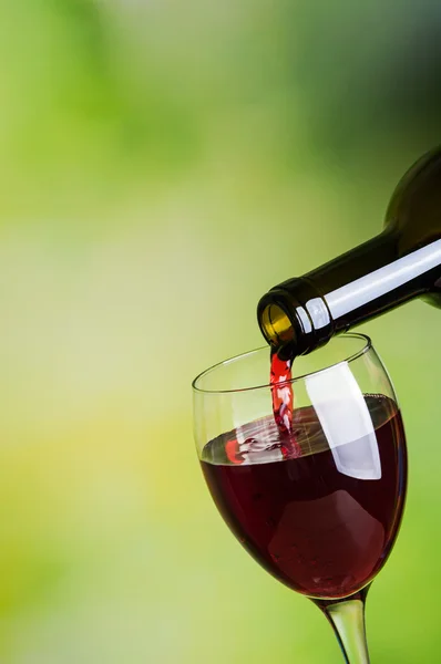 Rotwein einschenken — Stockfoto