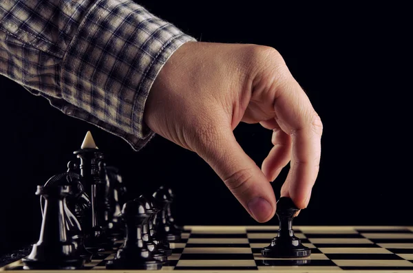 Man plays chess — Stock Photo, Image