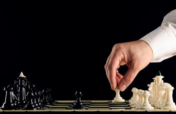 Man plays chess — Stock Photo, Image