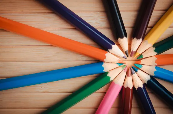 Farvede blyanter på baggrund - Stock-foto