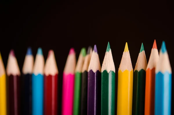 Кольорові олівці на фоні — стокове фото