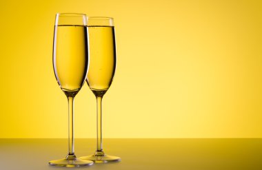 Bir kadeh şampanya.