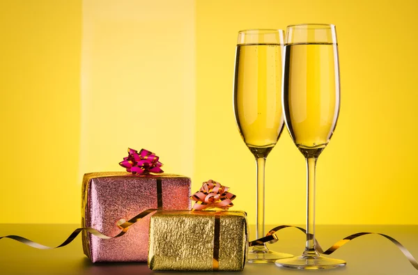 Champagne and gift — Stock Photo, Image