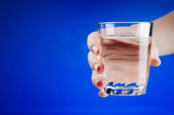 Mulher segurando copo fresco de água — Fotografia de Stock