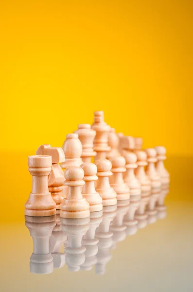 Piezas de ajedrez sobre vidrio —  Fotos de Stock