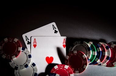 Poker kartları ve çipleri